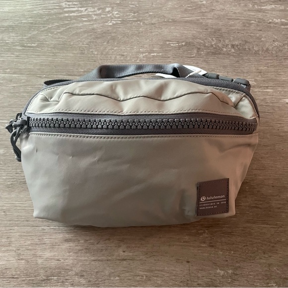 NWT Lululemon All Day Essentials Belt Bag 2.5L in Silver Drop/Asphalt Grey - Picture 2 of 13